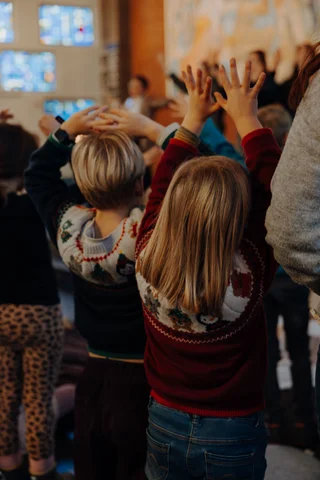 Kinder, die ihre Hände nach oben strecken