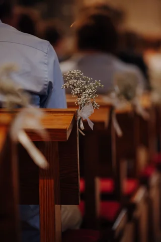 Blumenschmuck an Kirchbänken