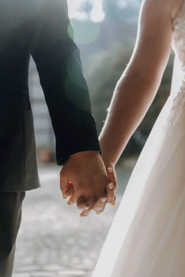 Hochzeitspaar hält sich an den Händen