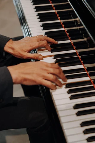 Hände, die Klavier spielen