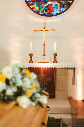 Mit Blumen geschmückter Sarg