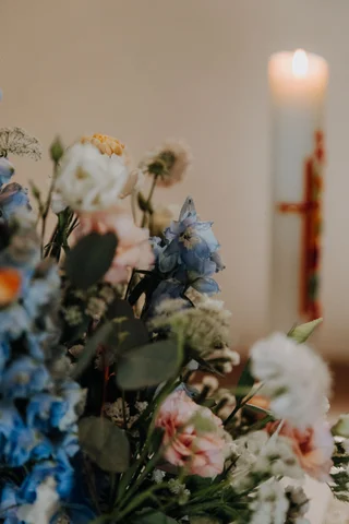 Blumen und Kerze