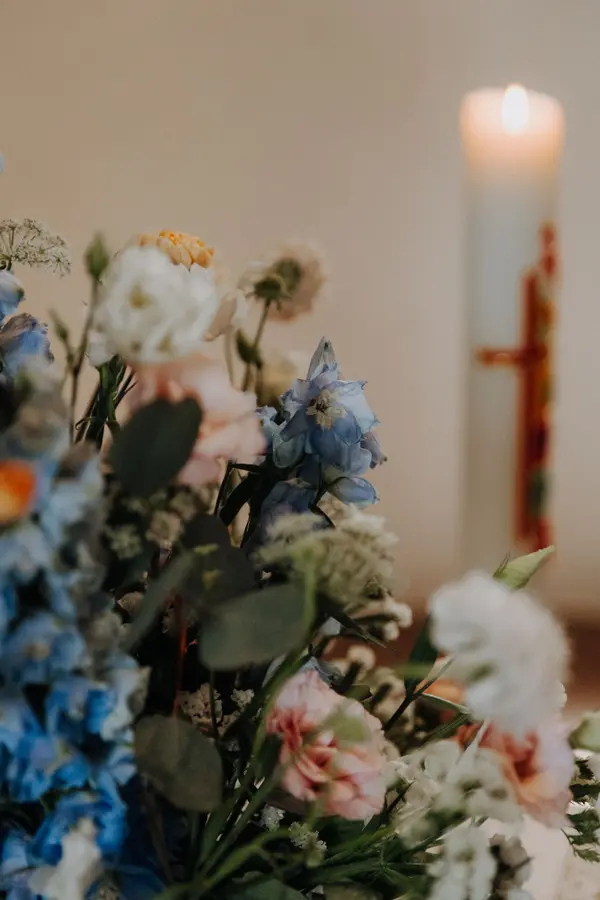 Blumenstrauß und Kerze 