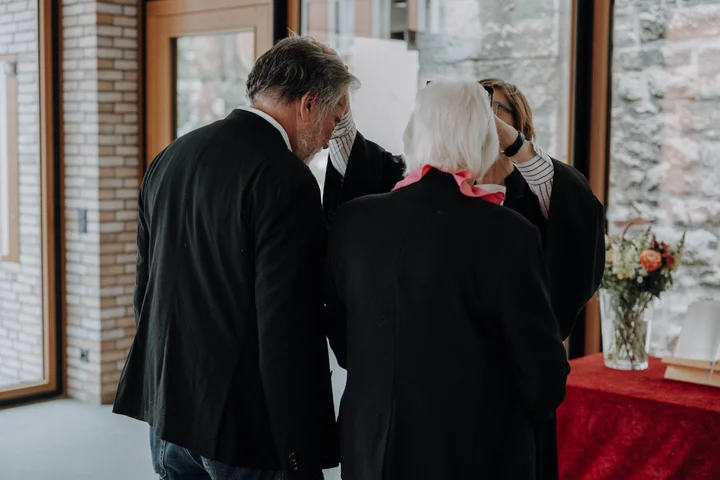 Paar wird Segen zugesprochen