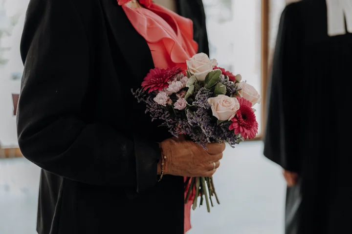 Blumenstrauß in der Hand einer Braut