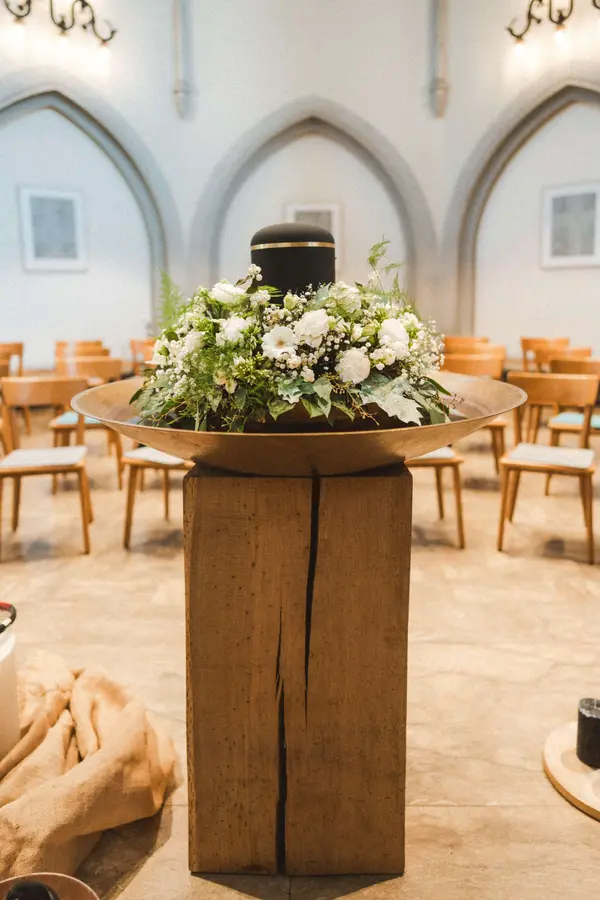 Urne mit Blumenschmuck