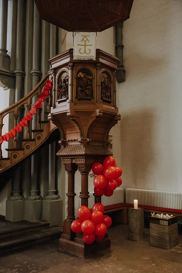 Kanzel geschmückt mit Luftballons und Girlande