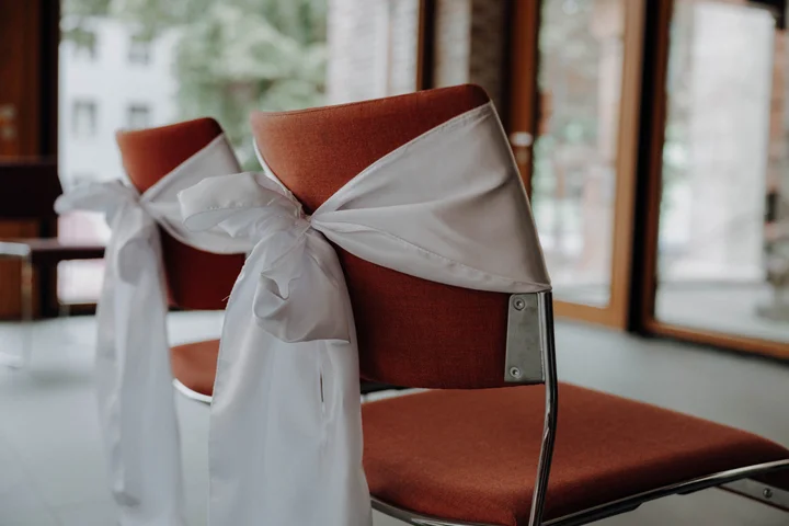 Stühle mit Schleifen geschmückt