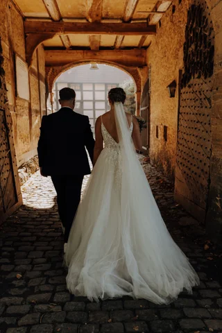 Brautpaar von hinten