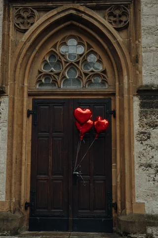 Herzluftballons an Kirchtür