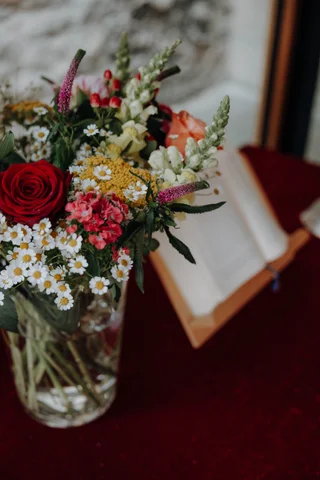 Blumenstrauß und Bibel